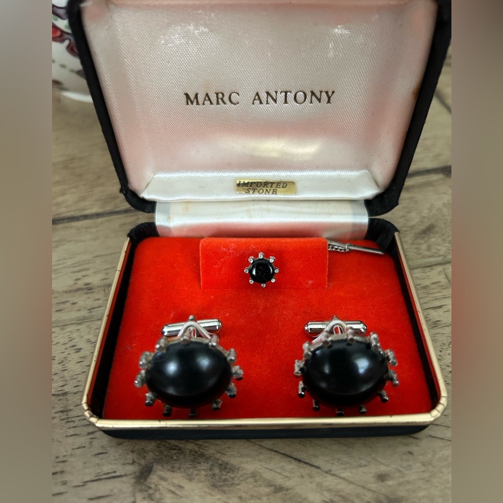 Vintage Marc Anthony Black Cufflinks and Tie Pin Set.
EUC